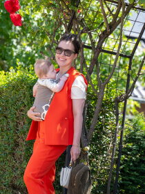 Moeder met draagzak van Babymoon Carriers