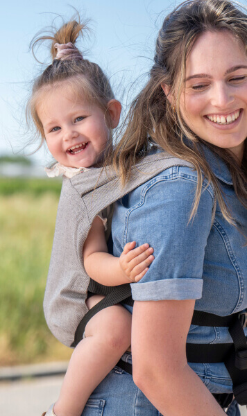 Moeder met peuter in draagzak van Babymoon Carriers