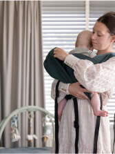 Moeder met een draagzak van Babymoon Carriers
