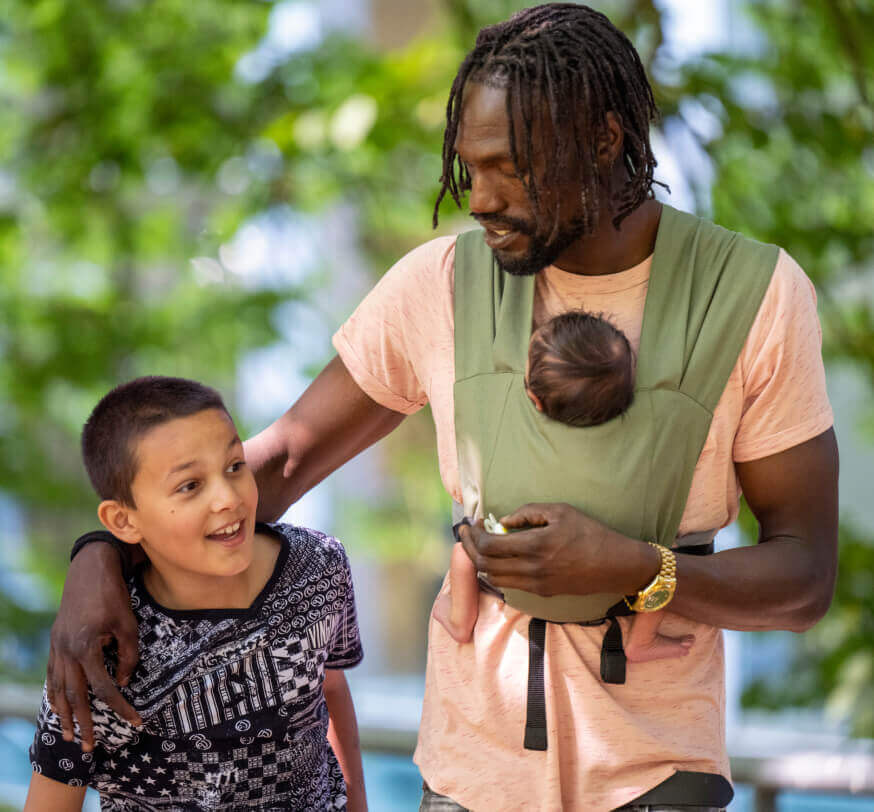 Vader met baby in Babymoon Carriers draagzak